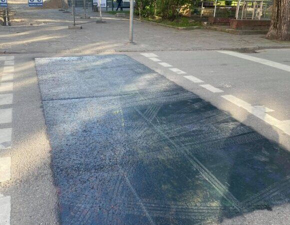 В Вильнюсе радужный пешеходный переход перекрашен в черный цвет