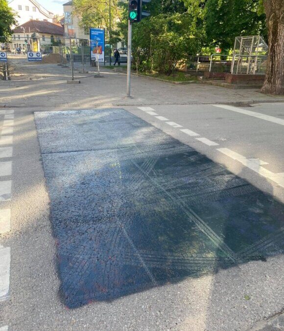 В Вильнюсе радужный пешеходный переход перекрашен в черный цвет