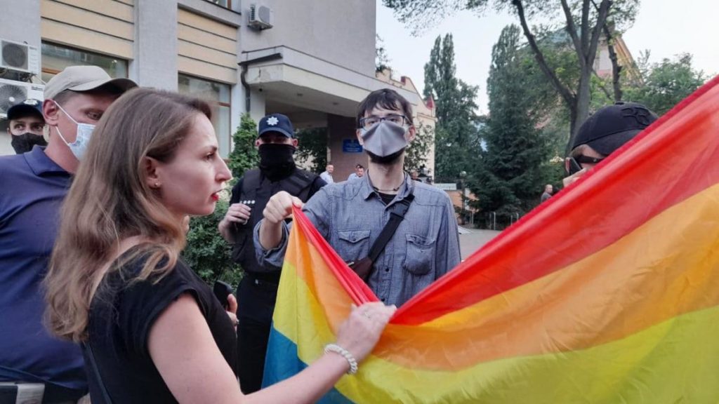 Неизвестные с флагом ЛГБТ пытались устроить провокацию под зданием МВД, где активисты праздновали отставку Авакова