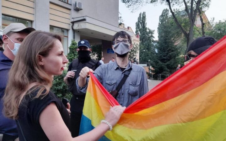 Неизвестные с флагом ЛГБТ пытались устроить провокацию под зданием МВД, где активисты праздновали отставку Авакова