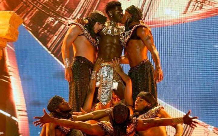 Lil Nas X пришел на BET Awards в платье и расцеловал танцора