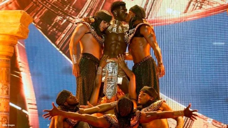 Lil Nas X пришел на BET Awards в платье и расцеловал танцора