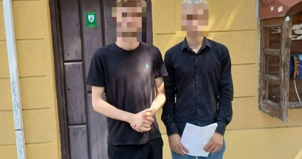 Сказал “любимый друг”: в центре Львова молодые люди якобы из-за ЛГБТ избили и ограбили уличного музыканта и поэта
