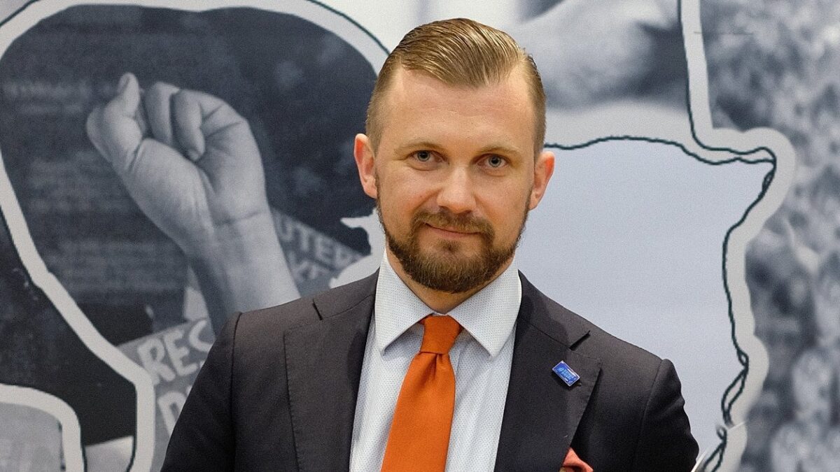В Латвии большая часть общества стала лояльной к ЛГБТ, но не политики — активист