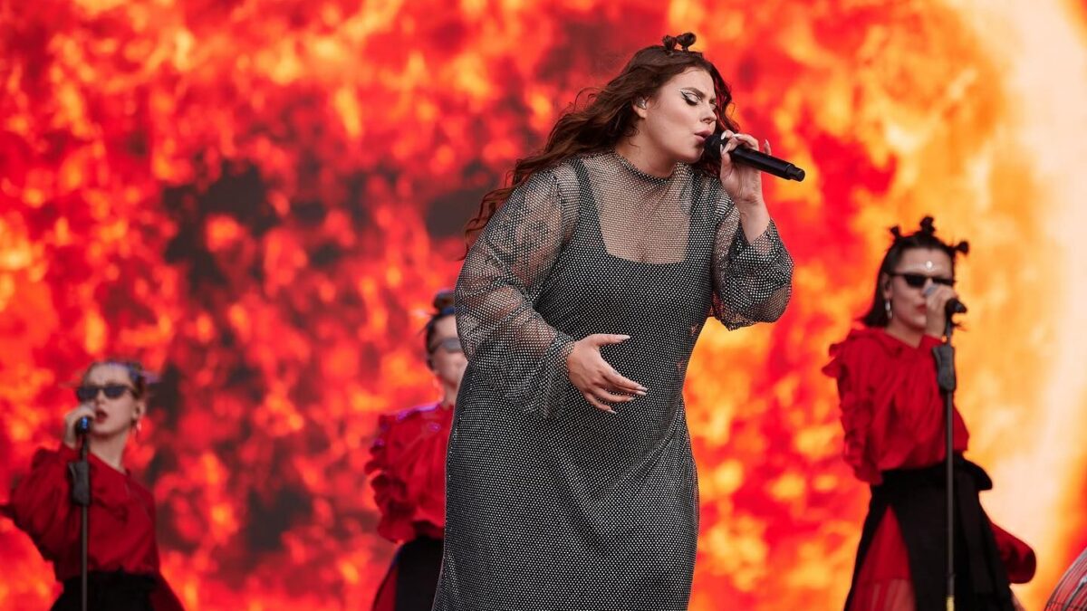 Солистка группы KAZKA поддержала Melovin и вслед за ним осуществила каминг-аут