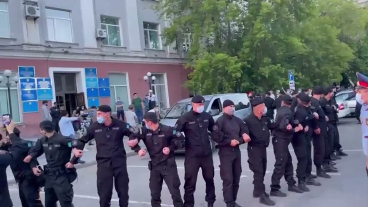 Полицейские защитили ЛГБТ-активистов от разъяренной толпы в Казахстане