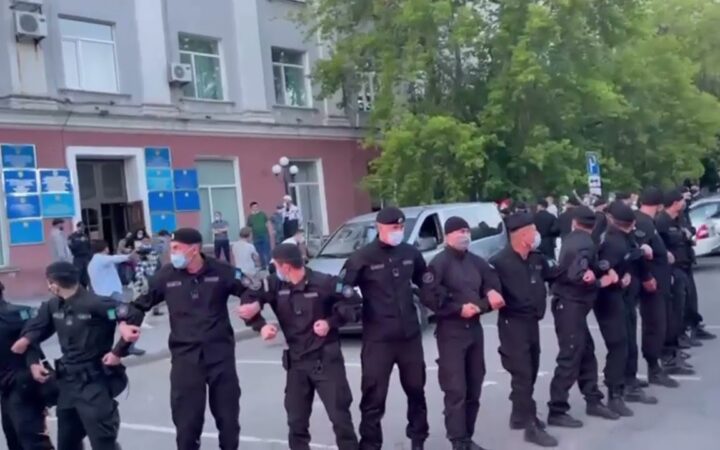 Полицейские защитили ЛГБТ-активистов от разъяренной толпы в Казахстане