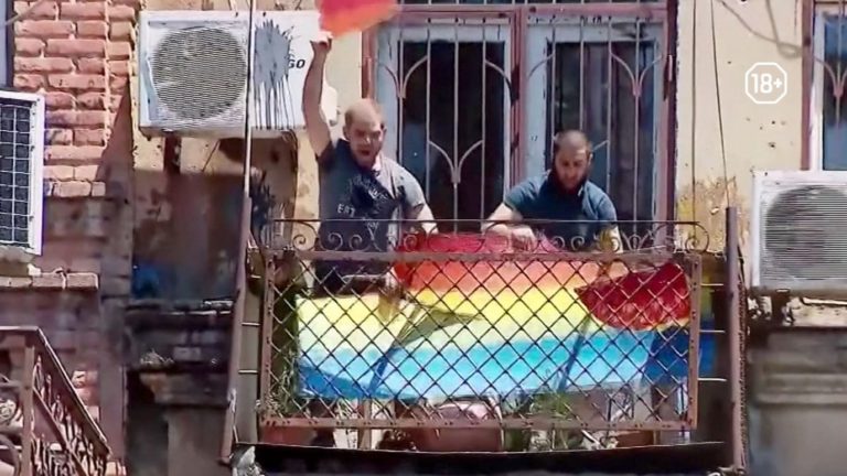 В Тбилиси разгромили офис организаторов ЛГБТ-шествия, пострадали 50 журналистов. Акцию отменили