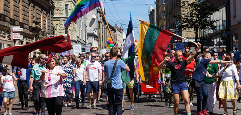 Нацблок Латвии накинулся на радиостанцию из-за поддержки ЛГБТ+
