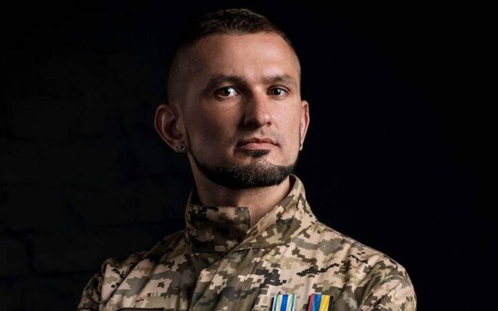 Жизнь ЛГБТ-военного и священники-геи. Откровенный разговор с добровольцем Виктором Пилипенко, который три года назад совершил каминг-аут