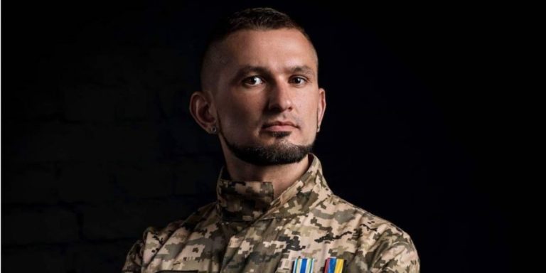 Жизнь ЛГБТ-военного и священники-геи. Откровенный разговор с добровольцем Виктором Пилипенко, который три года назад совершил каминг-аут