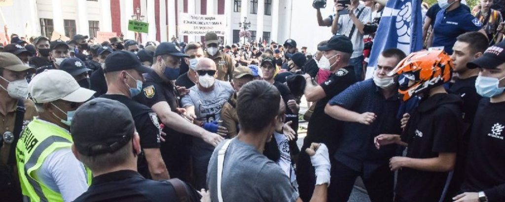 Год после нападения. В Одессе начали рассматривать дело организаторов “Прайда 2020” против полиции