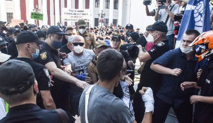 Год после нападения. В Одессе начали рассматривать дело организаторов “Прайда 2020” против полиции