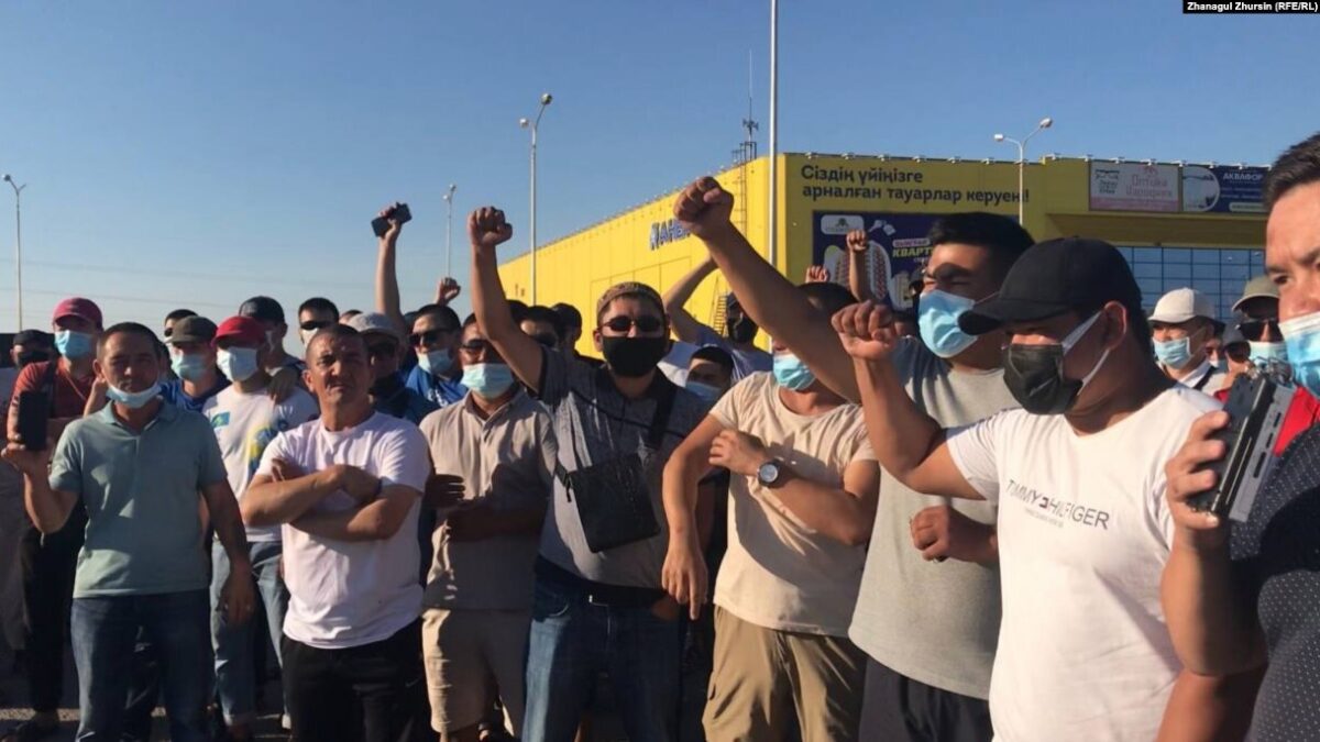 В Казахстане около ста человек вышли на митинг и потребовали не допустить акции феминисток и ЛГБТ-сообщества
