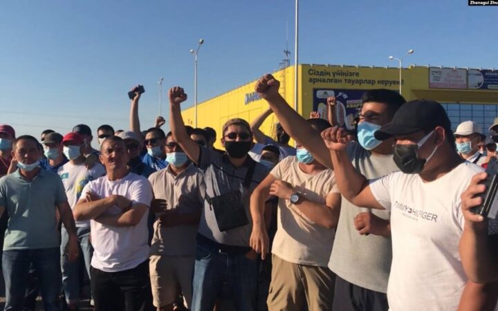 В Казахстане около ста человек вышли на митинг и потребовали не допустить акции феминисток и ЛГБТ-сообщества