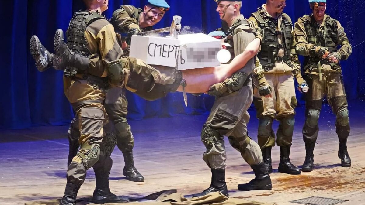 В Ярославле участники шоу молодых десантников разбили кувалдой кирпич с надписью “Смерть пи*орам”