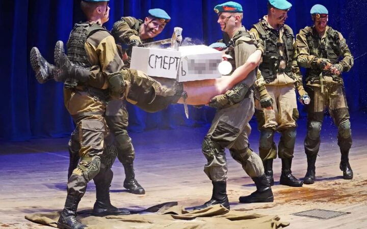 В Ярославле участники шоу молодых десантников разбили кувалдой кирпич с надписью “Смерть пи*орам”