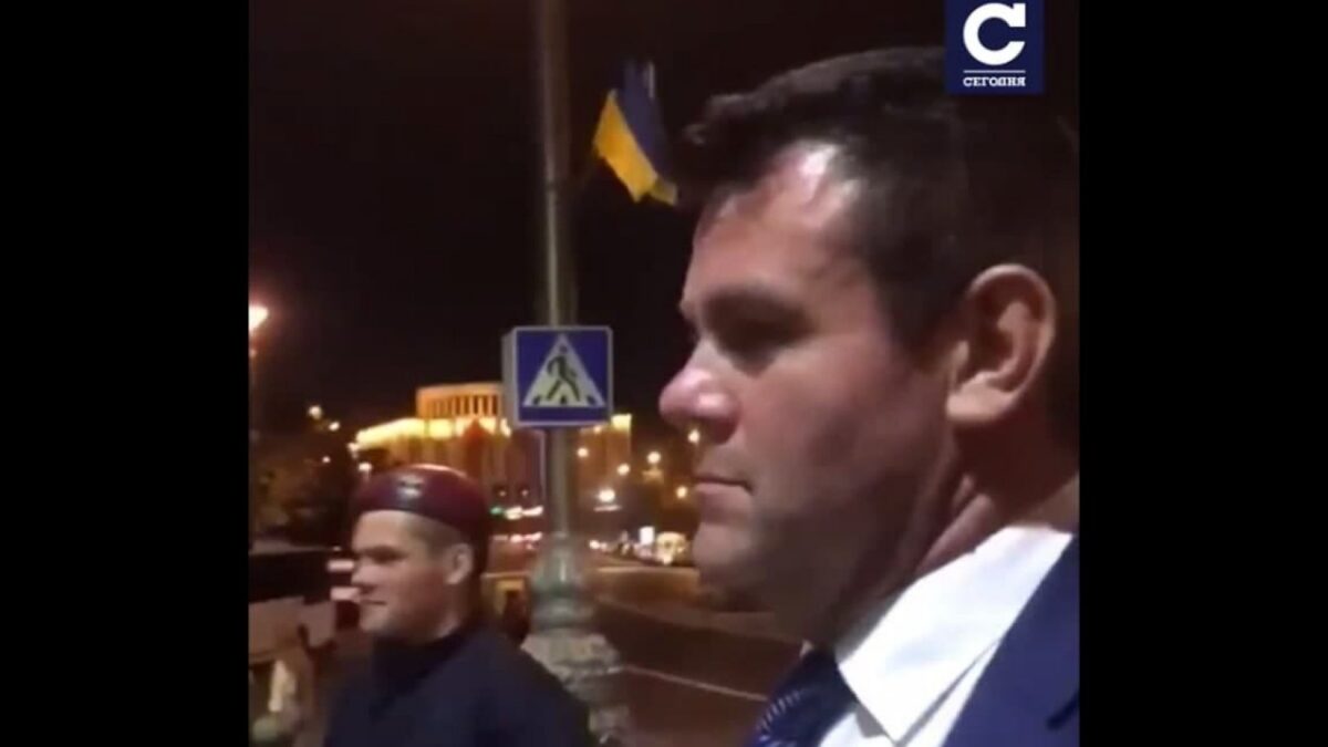 “У меня есть деньги”: помощник “слуги народа” предлагал интим-услуги полицейским в Киеве