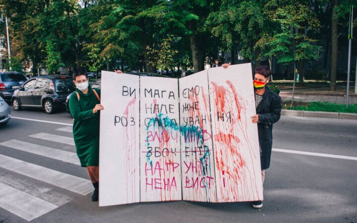 В Харькове ЛГБТ-активисты устроили перфоманс возле главка полиции