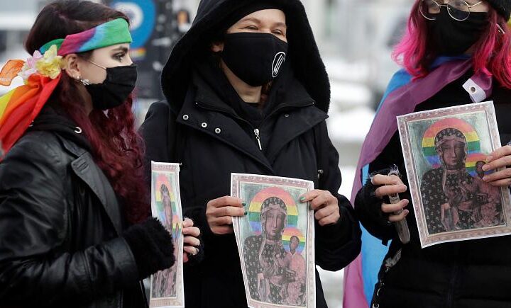 Трем жительницам Польши грозит два года тюрьмы за изображение Богородицы с ЛГБТ-нимбом