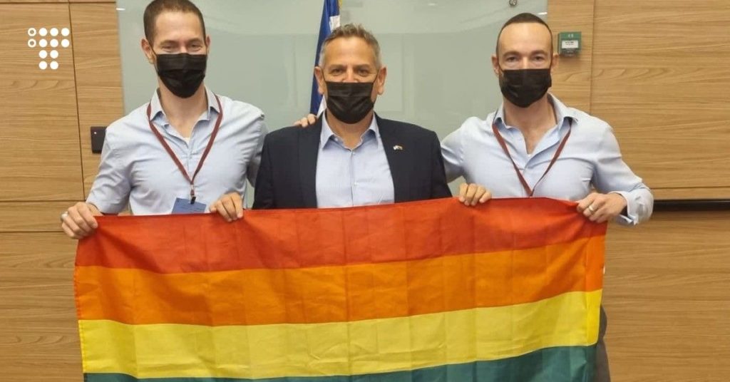 В Израиле однополым парам и одиноким мужчинам разрешат пользоваться услугами суррогатного материнства