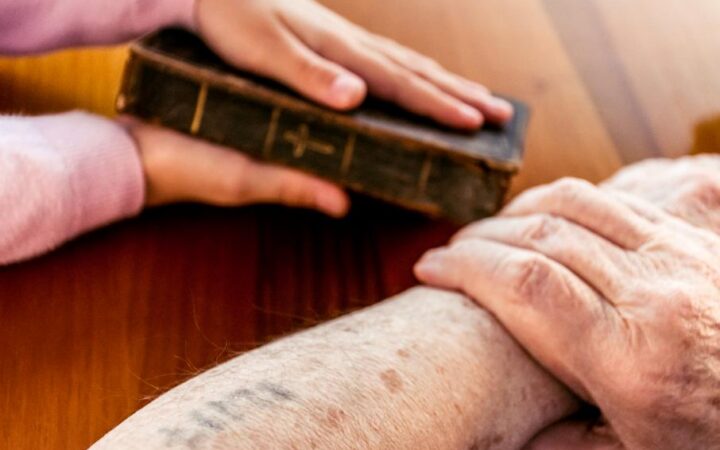 Пожилую англичанку посадили в тюрьму за издевательства над соседями-геями