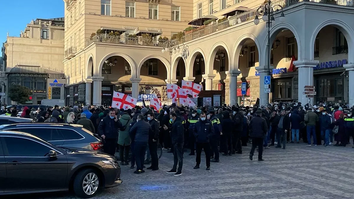 Противники ЛГБТ провели акцию в Тбилиси с требованием освободить единомышленников