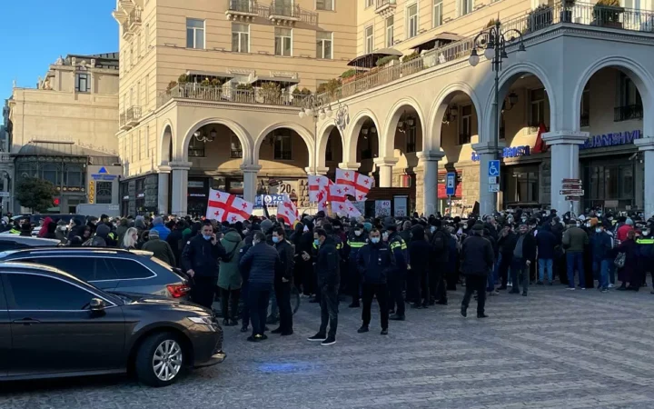 Противники ЛГБТ провели акцию в Тбилиси с требованием освободить единомышленников