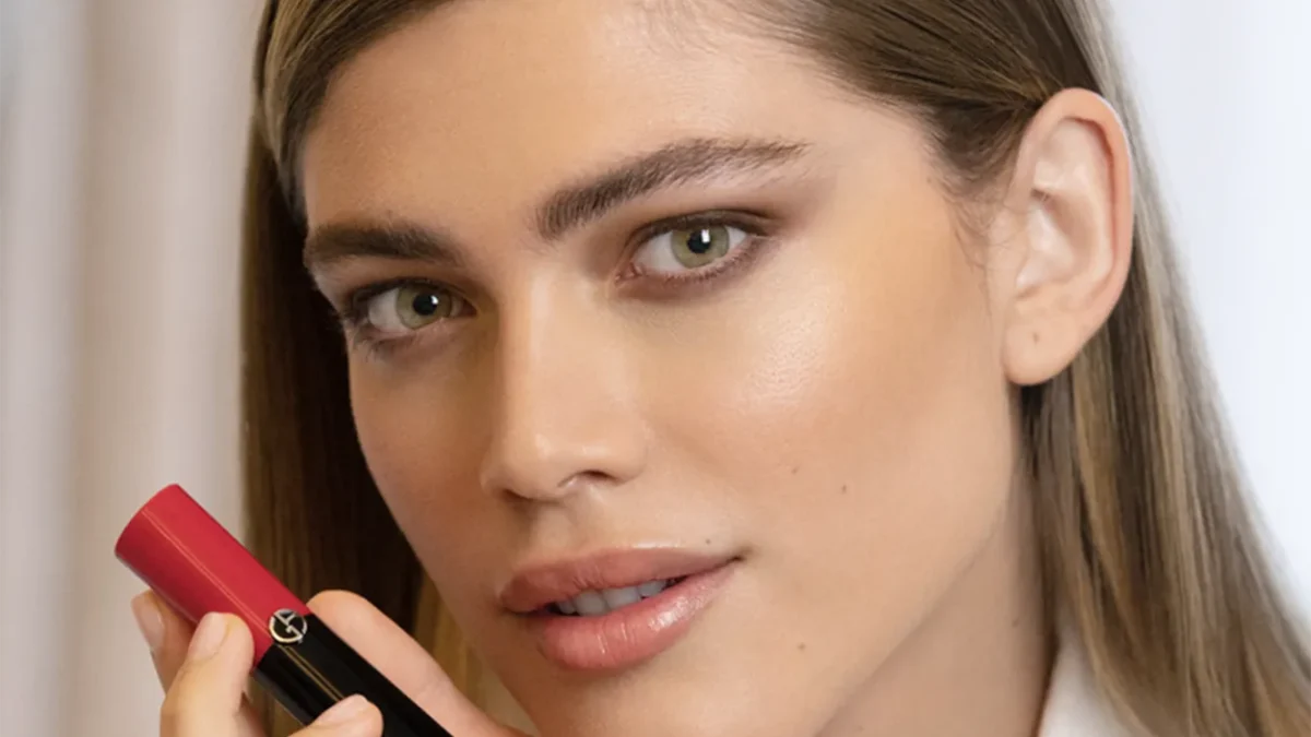 Трансгендерная модель Валентина Сампайо стала лицом Armani beauty