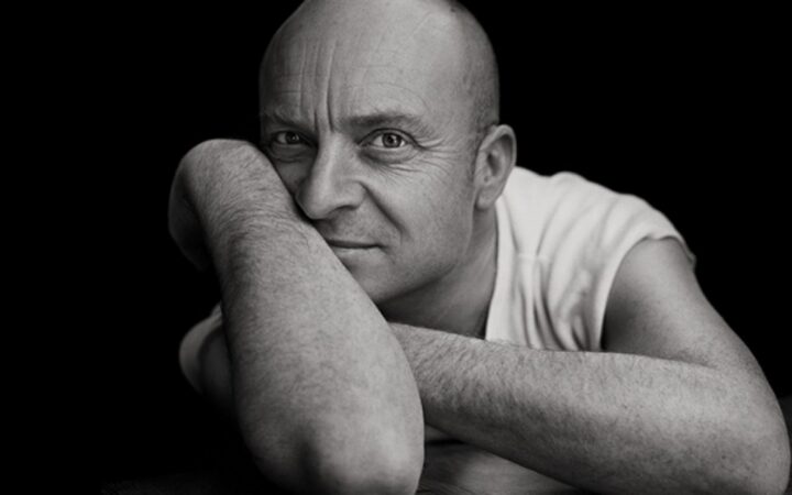 Юнас Гардель шведский актёр-комик и гей, отстаивающий интересы ЛГБТК