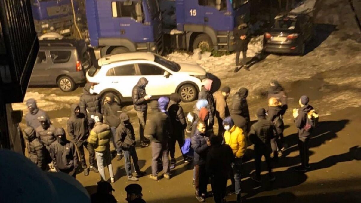 Во Львове несколько десятков праворадикалов пытались сорвать квир-вечеринку