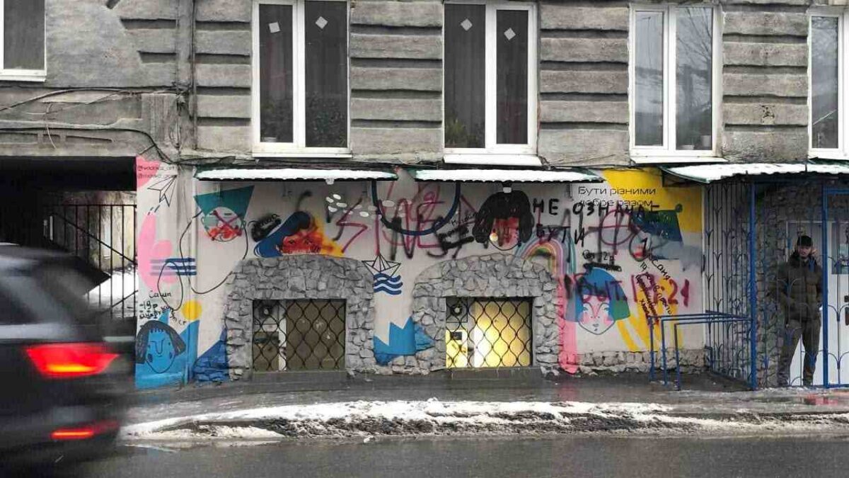 В Харькове офис ЛГБТ-сообщества разрисовали нацистской символикой