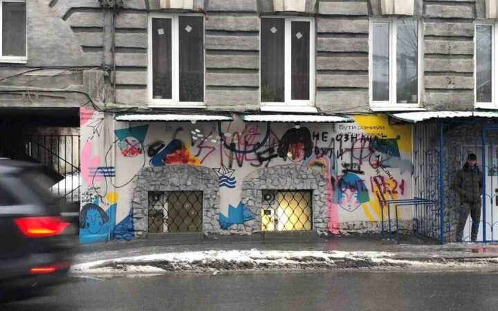 В Харькове офис ЛГБТ-сообщества разрисовали нацистской символикой