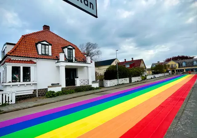У шведському місті розфарбували дорогу у кольори ЛГБТ прапору