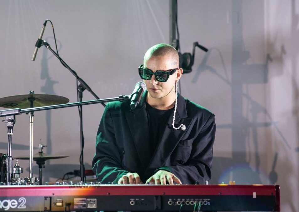 Melovin розповів, скільки його друзів із ЛГБТ на передовій та про хейт від псевдопатріотів