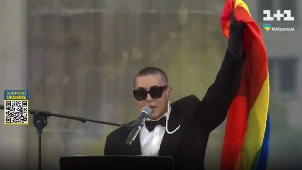 MELOVIN підняв прапор ЛГБТ на телемарафоні в Берліні: Україна – сучасна та демократична держава