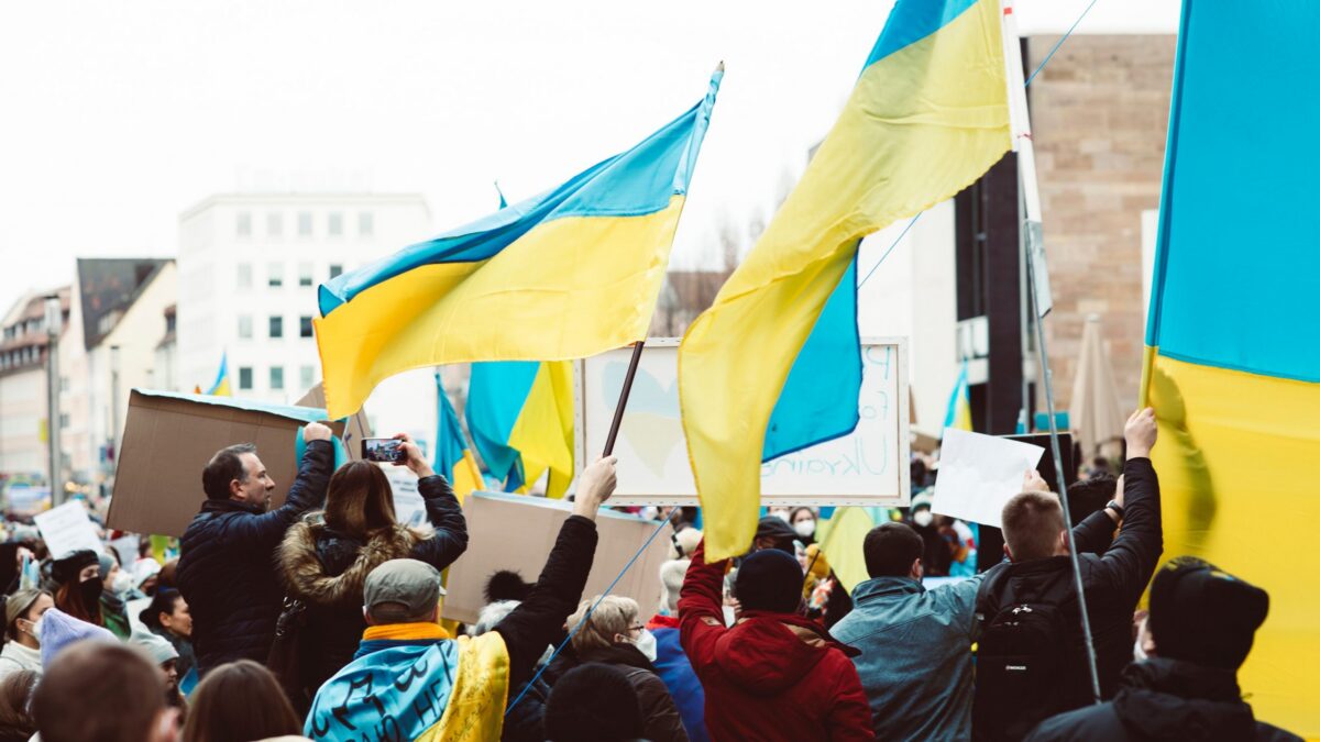 Білоруський ЛГБТК активіст допомагає Україні