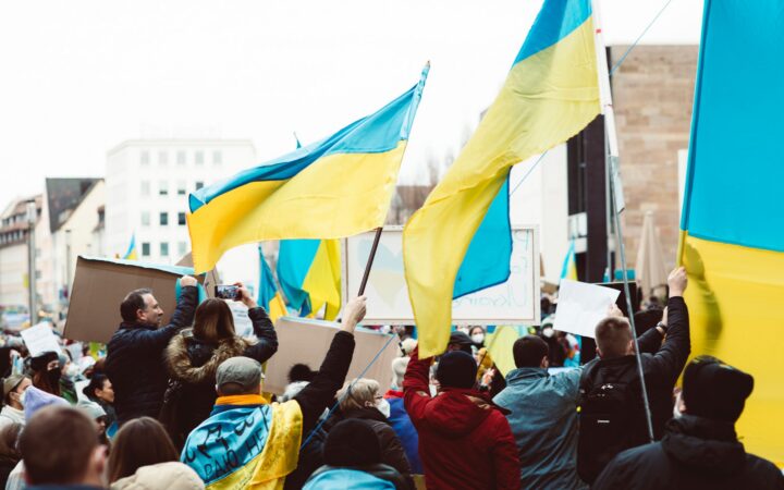 Білоруський ЛГБТК активіст допомагає Україні