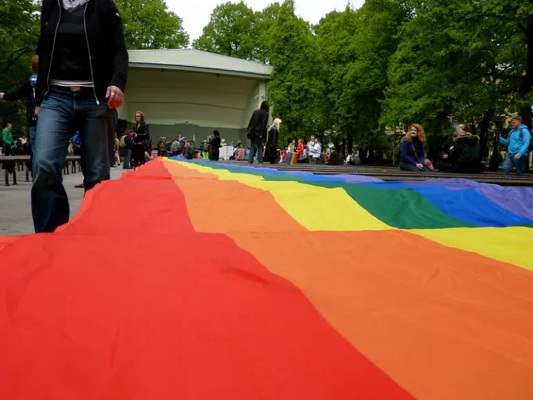 Латвійський суд визнав ще одну ЛГБТ-пару сім’єю