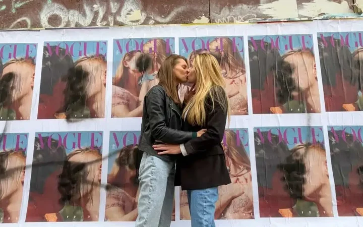 У Варшаві зіпсували плакати ЛГБТ-обкладинки Vogue. Тепер поруч із ними цілуватимуться