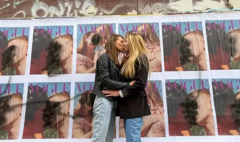 У Варшаві зіпсували плакати ЛГБТ-обкладинки Vogue. Тепер поруч із ними цілуватимуться
