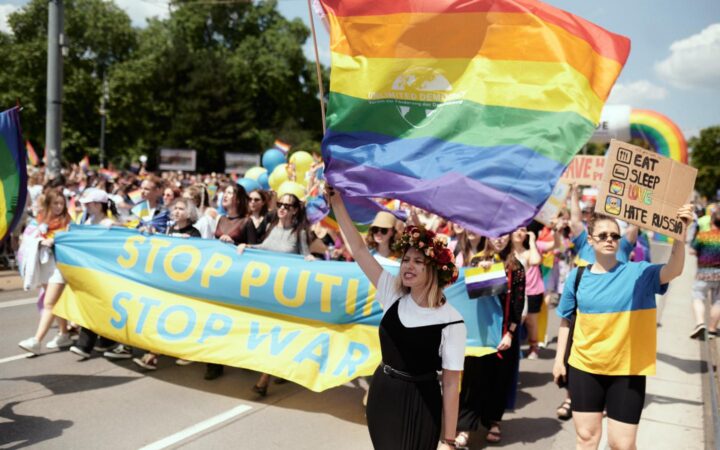 Райдужний колір змінився на камуфляж: як повномасштабна війна вплинула на життя ЛГБТ-людей