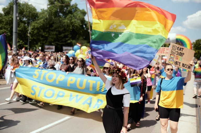 Райдужний колір змінився на камуфляж: як повномасштабна війна вплинула на життя ЛГБТ-людей