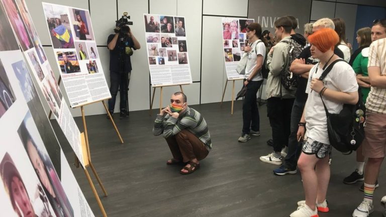 “Ми також робимо внесок у перемогу”: у Києві представники ЛГБТ-спільноти провели виставку