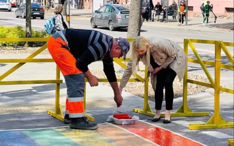 Відомий пішохідний перехід у Вільнюсі знову пофарбували у кольори райдужного прапора