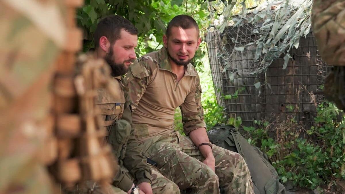 Бійця захейтили за те, що він – гей. Пояснюємо, чому узаконення ЛГБТ-пар важливе у війну