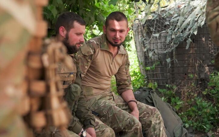 Бійця захейтили за те, що він – гей. Пояснюємо, чому узаконення ЛГБТ-пар важливе у війну