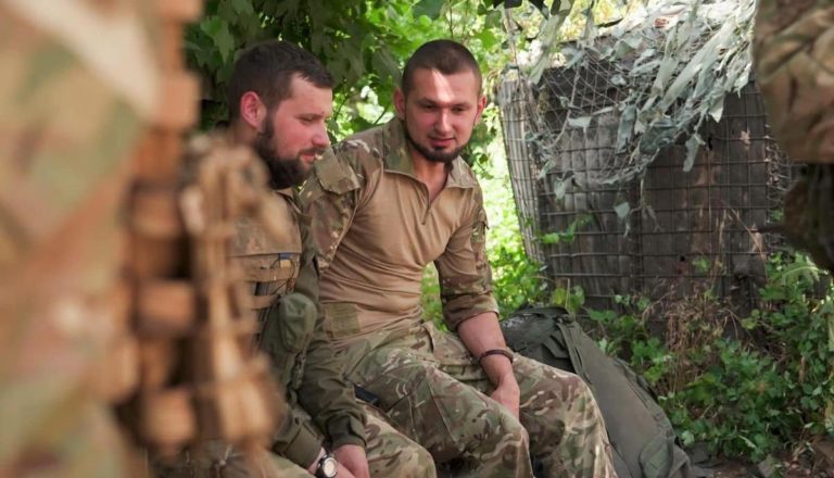 Бійця захейтили за те, що він – гей. Пояснюємо, чому узаконення ЛГБТ-пар важливе у війну