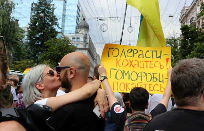 За майже десять років побільшало українців, які підтримують права гомосексуальних пар на реєстрацію сімейних стосунків – дослідження