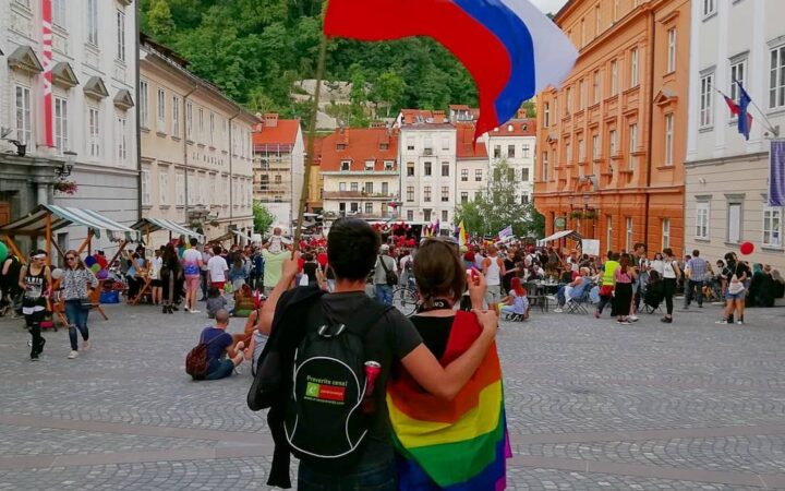 Конституційний суд Словенії постановив, що закон, який обмежує право на шлюб та всиновлення дітей тільки різностатевими парами, є неконституційним